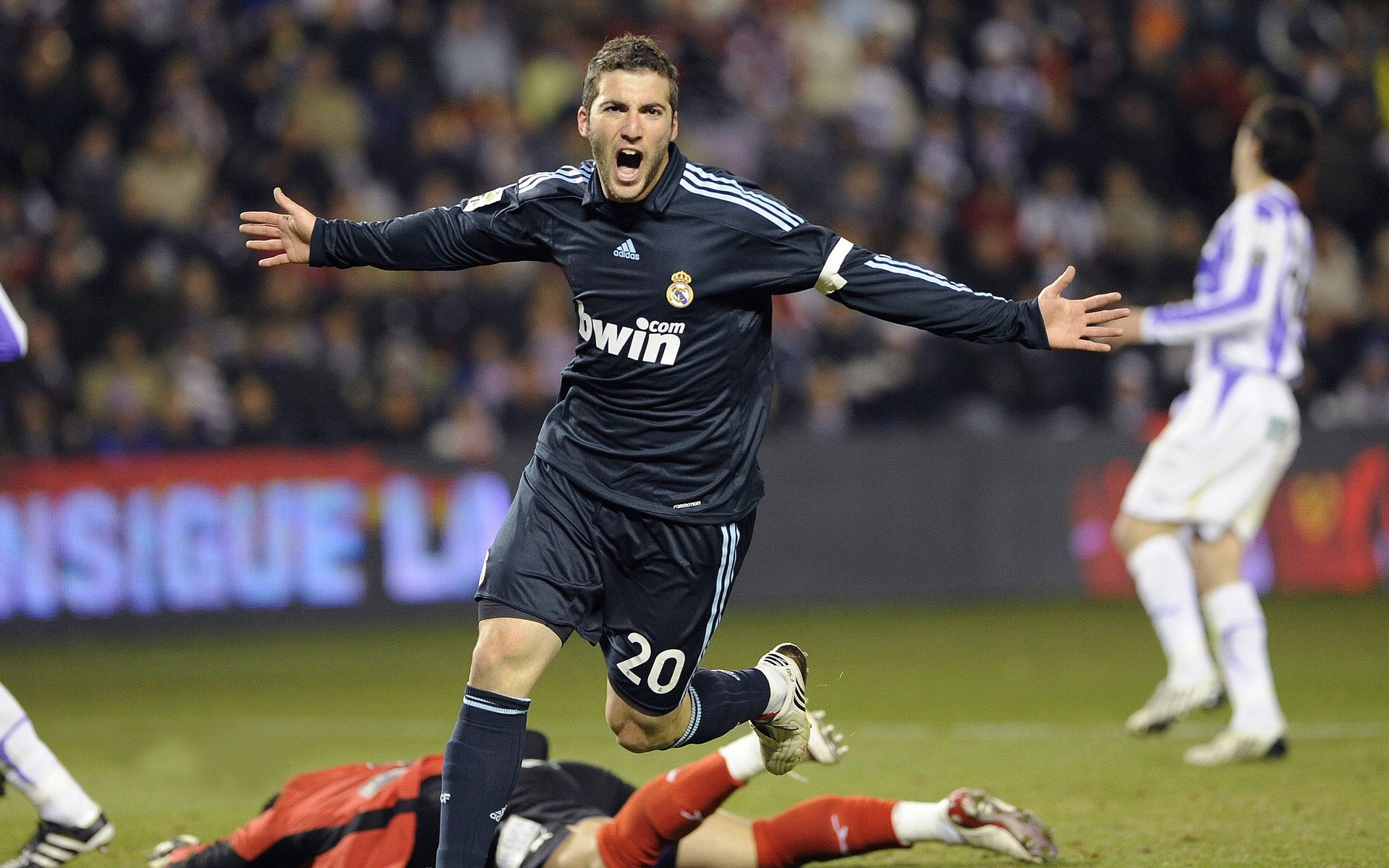 塔图姆的稳定美学，当意甲焦点战之夜照见篮球场上的永恒价值